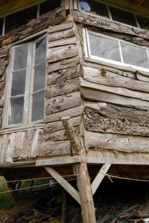 Une cabane ossature bois et isolation terre paille