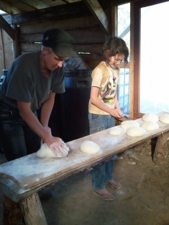 Lila et Simone façonnent le pain